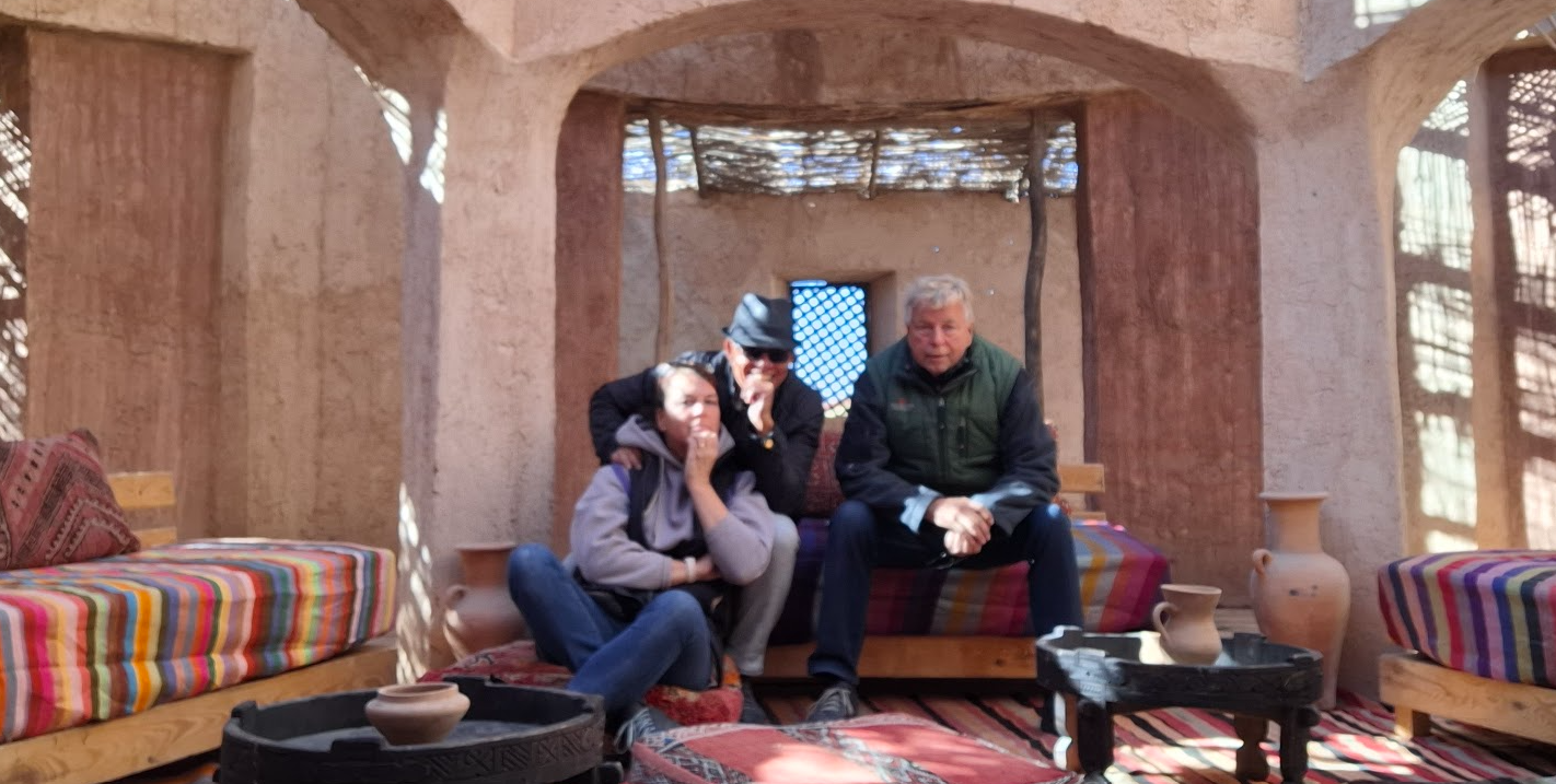 Gäste und Begleiter in einem traditionellen marokkanischen Riad