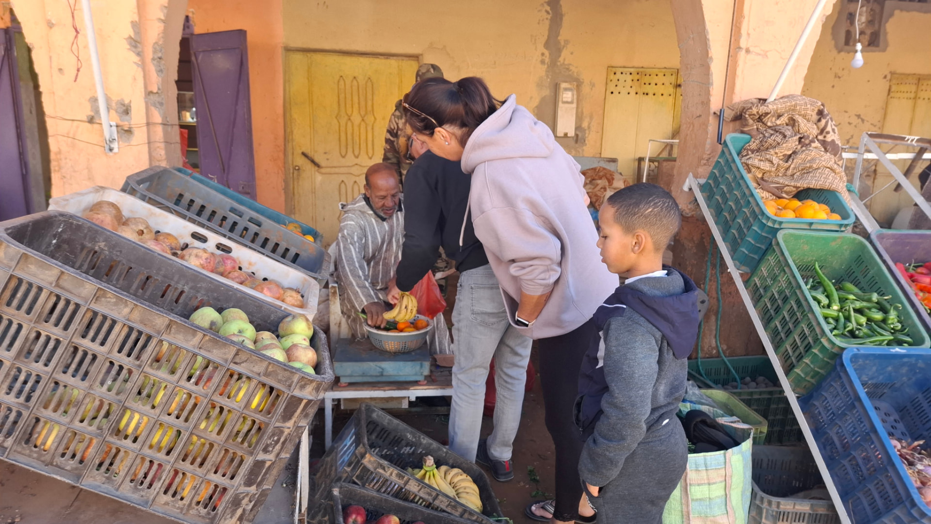 Gemeinsamer Einkauf auf einem lokalen Markt in Marokko