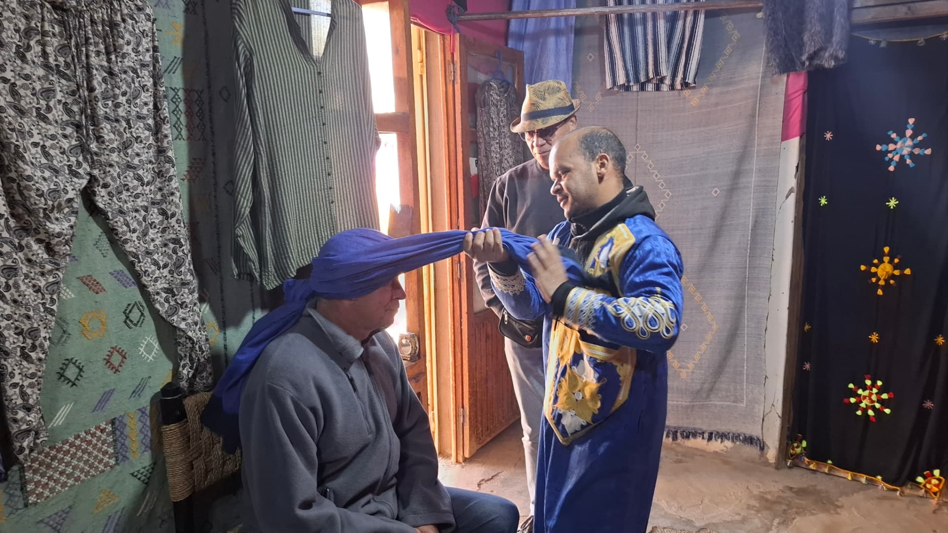 Traditionelle Kopfbedeckung wird beim Besuch in einem Riad angelegt