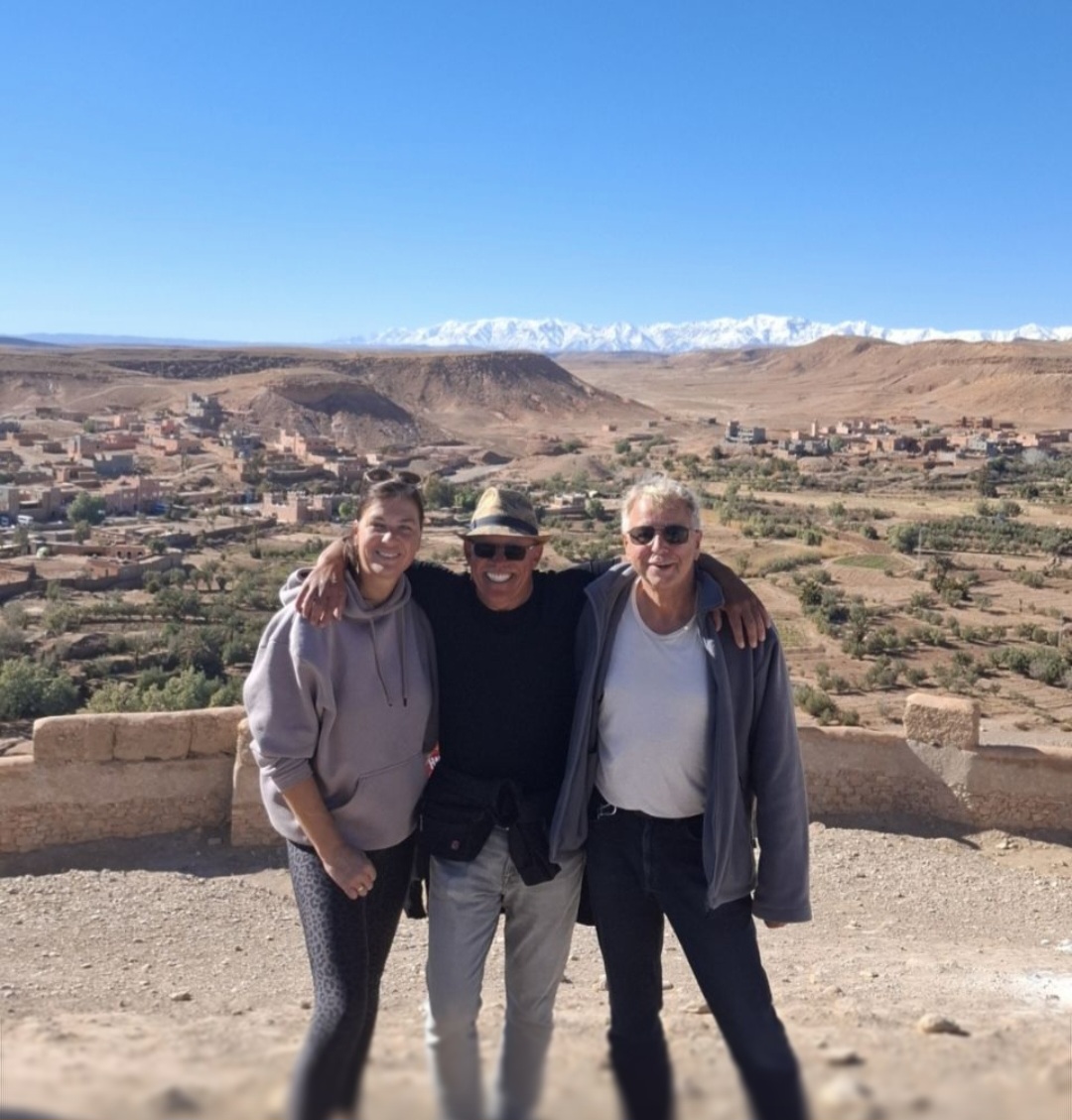 Das Team von VIP Guide Marokko vor der Kulisse des Hohen Atlas